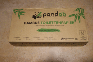 Dies ist ein Foto von einer Packung Bambus Toilettenpapier der Firma Pandoo