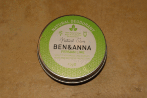 Dies ist ein Foto von einer hellgrünen Deo-Dose Persian Lime der Firma Ben und Anna