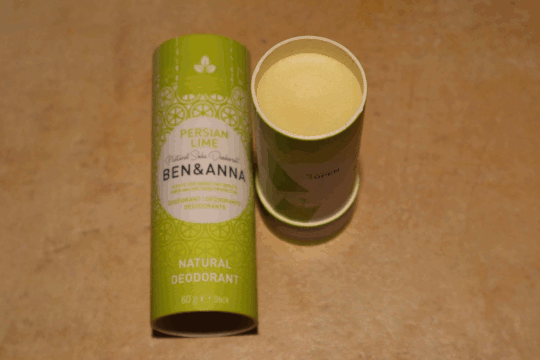 Dies ist ein Foto von einem geöffneten hellgrünen Deo-Stick Persian Lime der Firma Ben und Anna