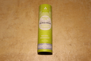 Dies ist ein Foto von einem hellgrünen Deo-Stick Persian Lime der Firma Ben und Anna