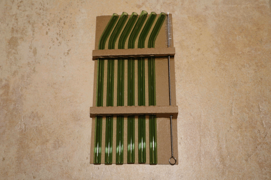 Dies ist ein Foto von 6 grüne Glastrinkhalme mit Bürste der Firma Skojig