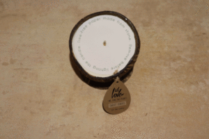 Dies ist ein Foto von einer Kokosnuss Kerzen Sweet Senses der Firma We Love the Planet