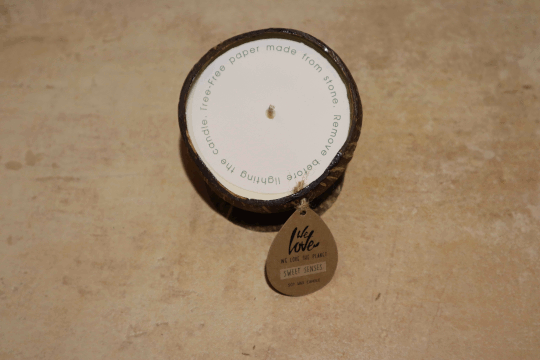 Dies ist ein Foto von einer Kokosnuss Kerzen Sweet Senses der Firma We Love the Planet