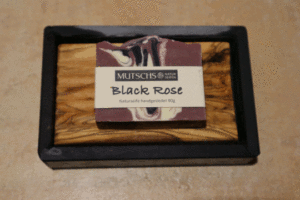 Dies ist ein Foto von einer rot schwarzen Körperseife Black Rose der Firma Mutschs