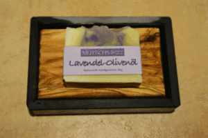 Dies ist ein Foto von einer gelb violette Körperseife Lavendel- Olivenöl der Firma Mutschs