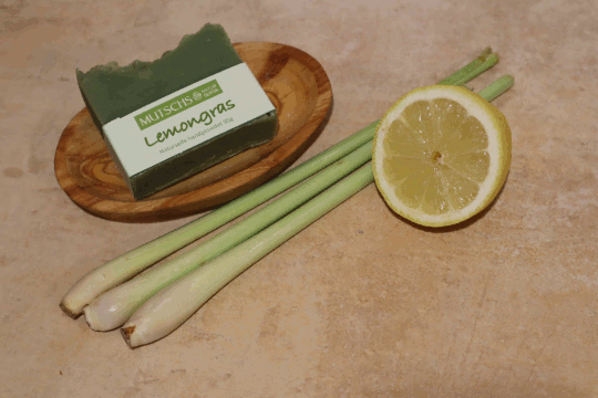 Dies ist ein Foto von einer grünen Körperseife Lemongras der Firma Mutschs und Lemongras und eine halbe Zitrone