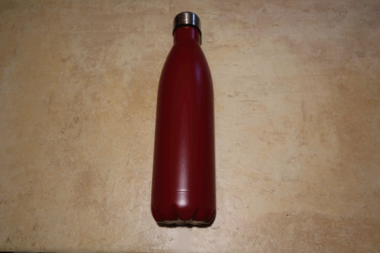 Dies ist ein Foto von einer rot Thermotrinkflasche der Firma Weis