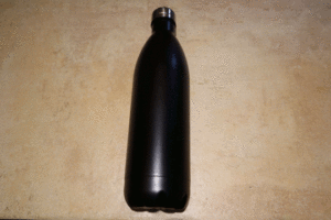 Dies ist ein Foto von einer schwarzen Thermotrinkflasche der Firma Weis