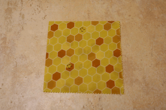 Dies ist ein Foto von einem 3er Pack Wachstücher mit Bienenwaben Muster der Firma Pandoo