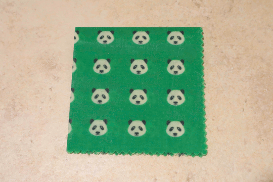 Dies ist ein Foto von einem 3er Pack Wachstücher mit Pandabär Muster der Firma Pandoo